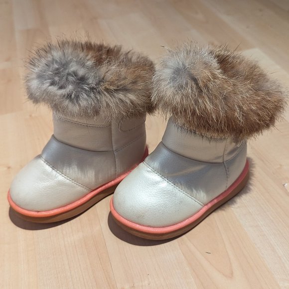 Comfy Kids Yellow Pearly Fur Boots - Infant Girl Size 7, Like New with Velcro - Picture 2 of 5